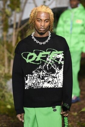 Pull noir avec motif vert et blanc