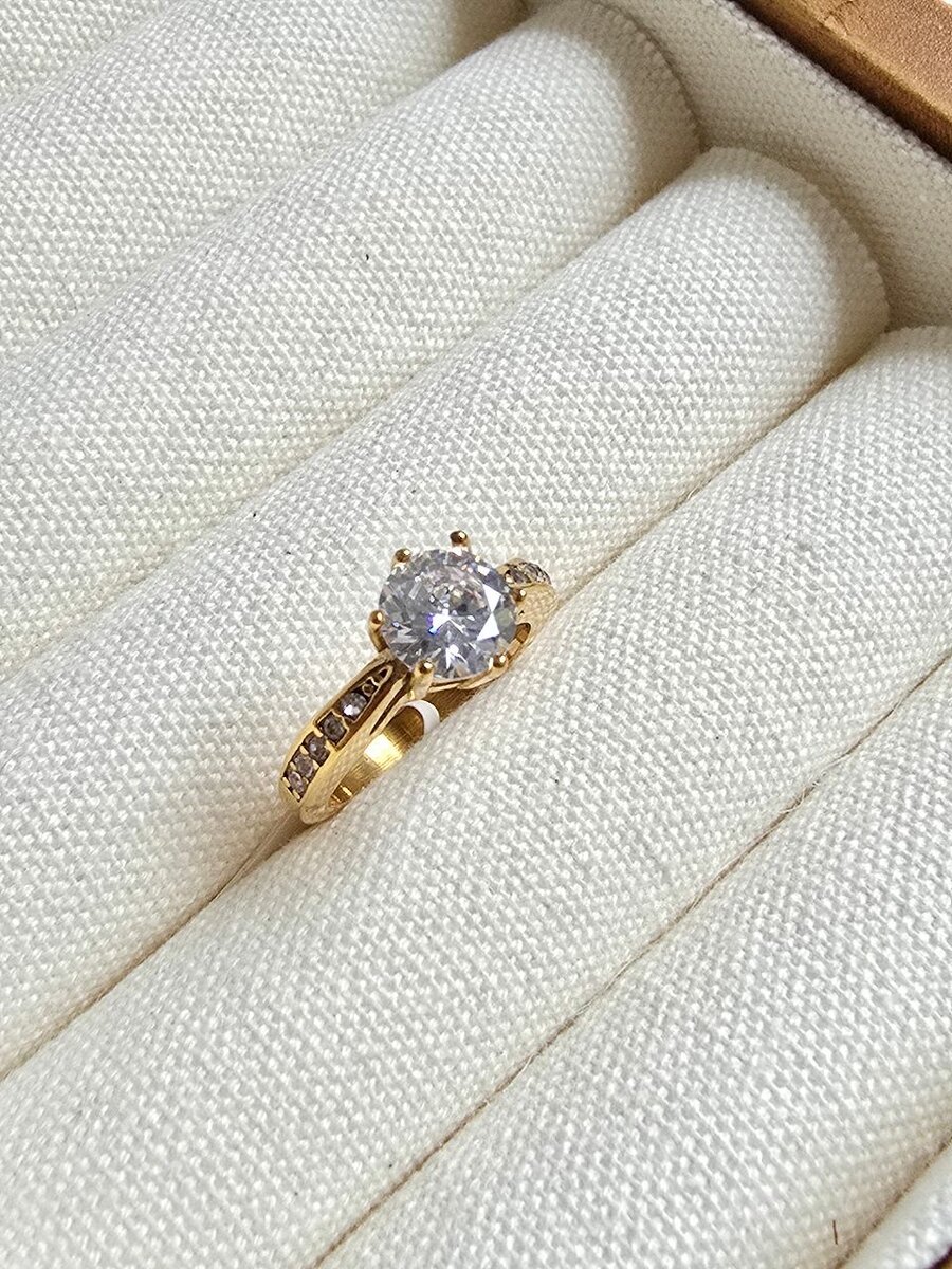 Elegant Gold Engagement Ring