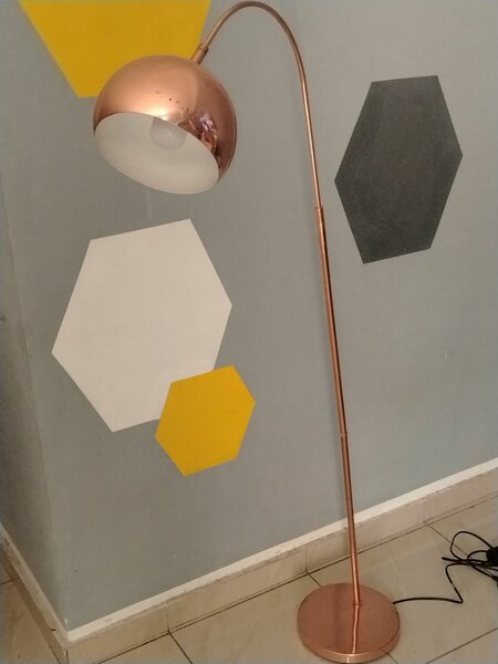 Lampe sur pied métallisée moderne