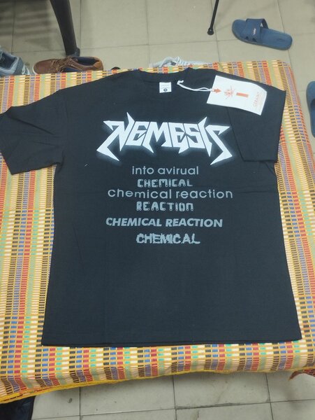 T-shirt noir graphique