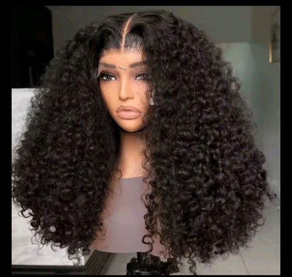 Perruque synthétique bouclée noire