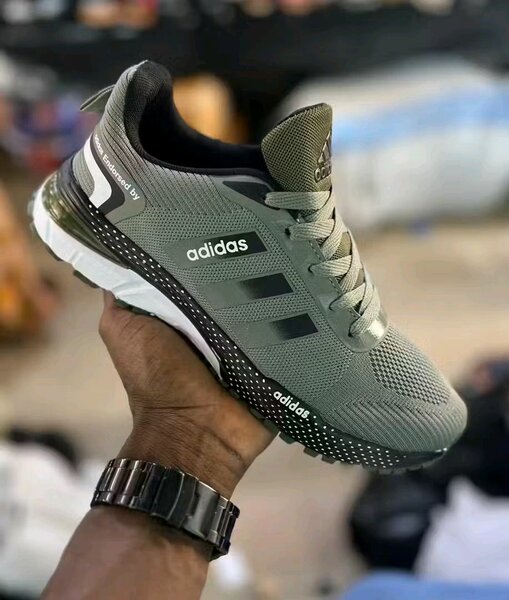 Chaussure de sport Adidas