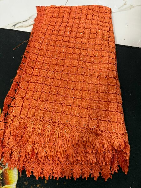 Tissu en dentelle brodée