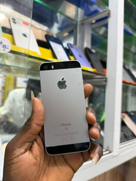 iPhone SE 32Go 2nd main