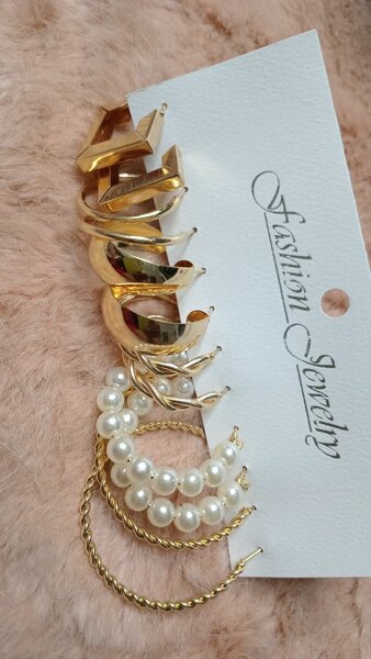 Boucles d'oreilles dorées et perles