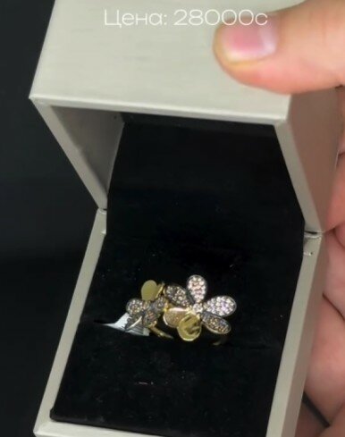 Золотые серьги в форме цветочка