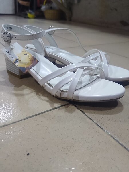 Sandales à talon blanc élégantes