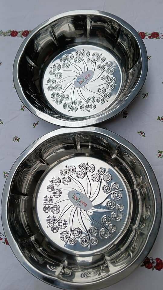 Deux assiettes en inox