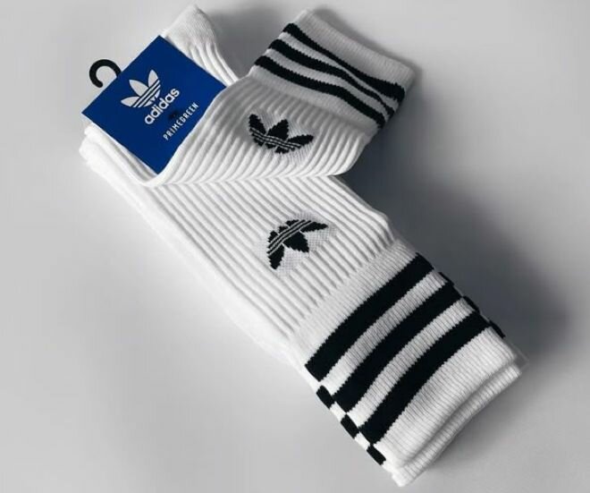 Bas à rayures noires et blanches