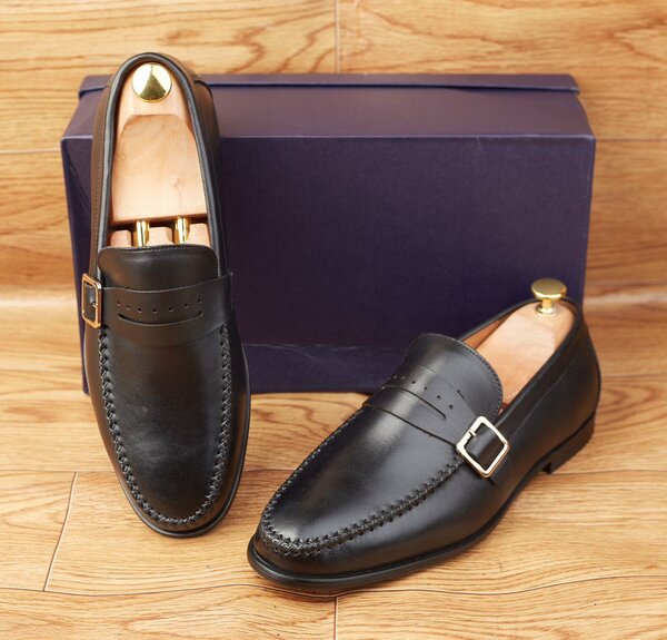 Chaussures en cuir avec boucle noir