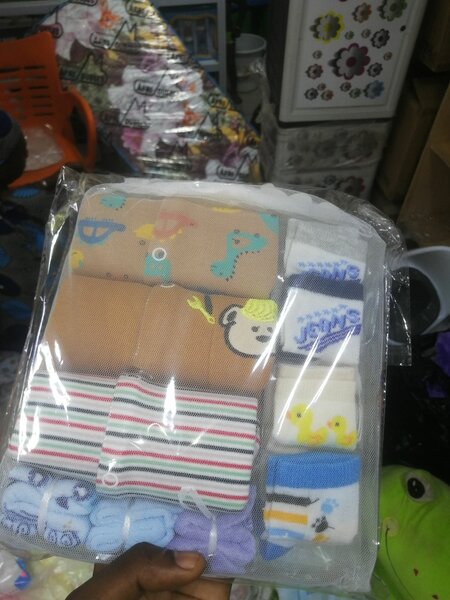 Complet bébés habillé, bavoir, chaussette,