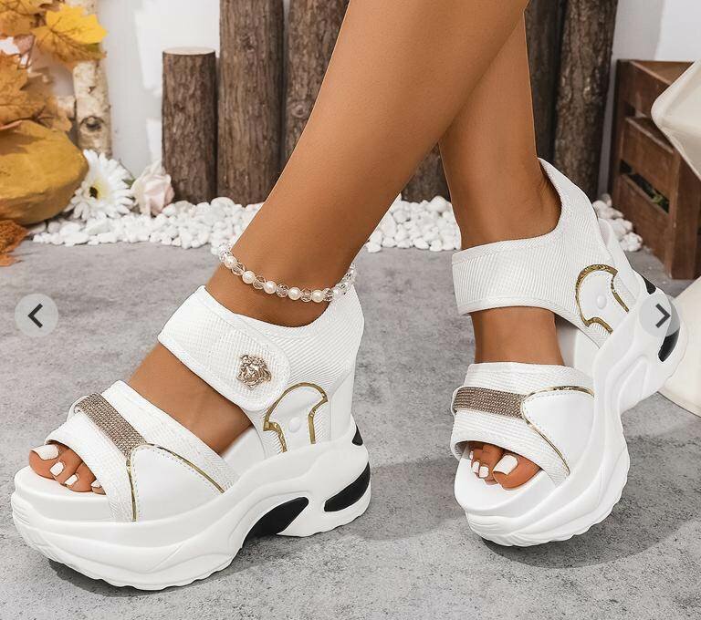 Sandales compensées élégantes