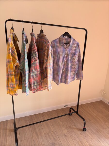 Женская клетчатая рубашка с заниженными рукавами