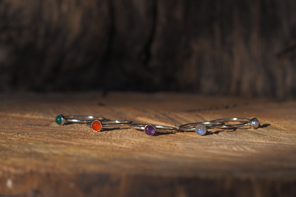 Кольца из серебра с натуральными камнями.