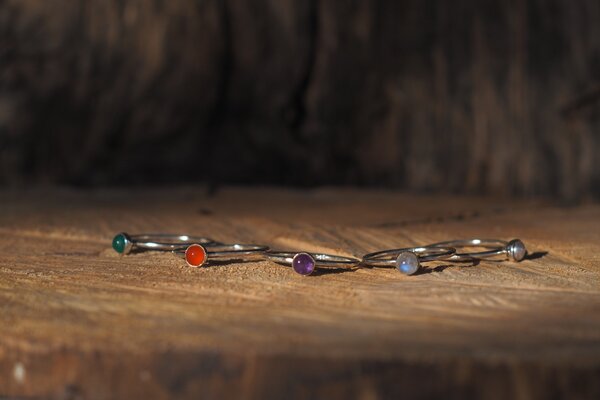 Кольца из серебра с натуральными камнями.