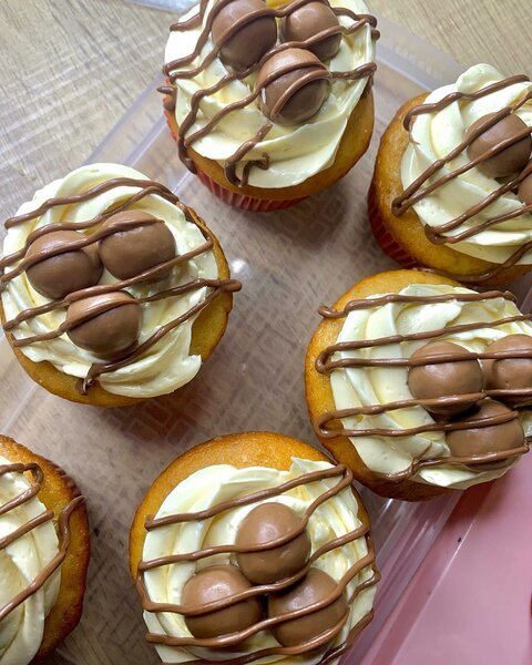 Cupcake au chocolat décoré de crème