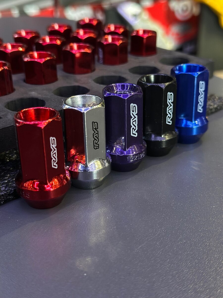 Стальные гайки от фирмы RAYS