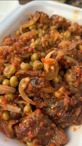 Porc grillé retenir au pois