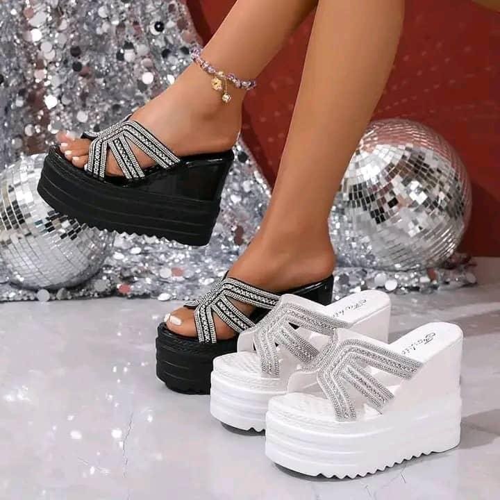 Sandales à talons compensés