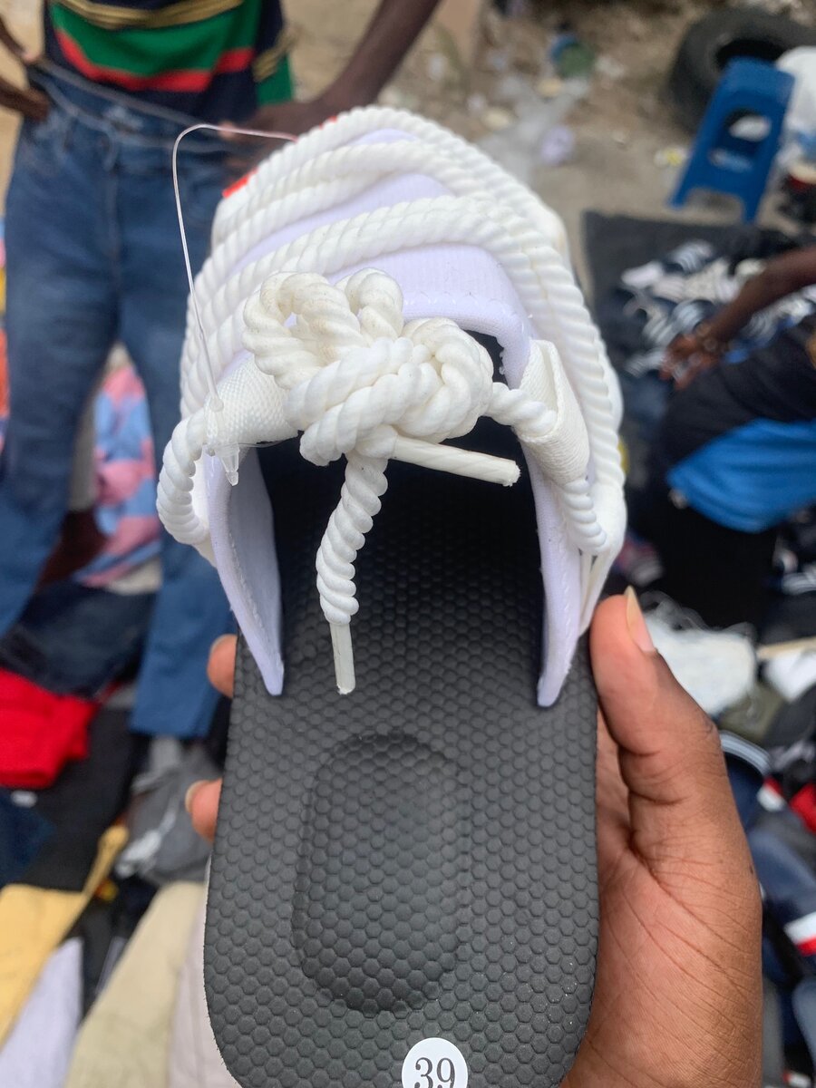 Claquettes disponible