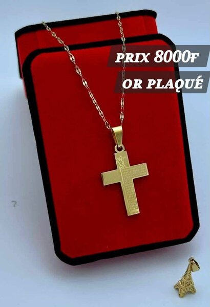 Collier croix doré élégant