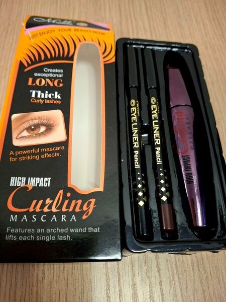 Mascara noir effet longs cils