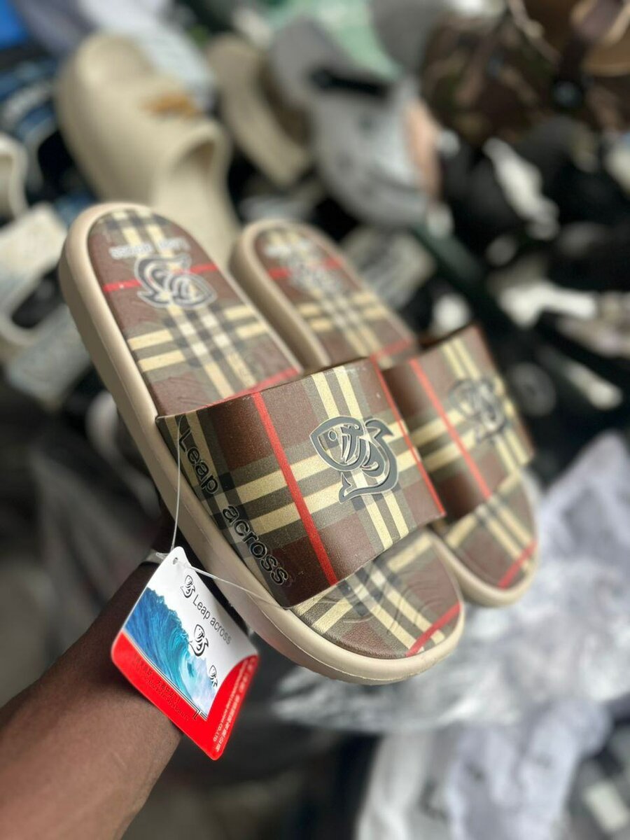 Claquettes élégantes pour hommes