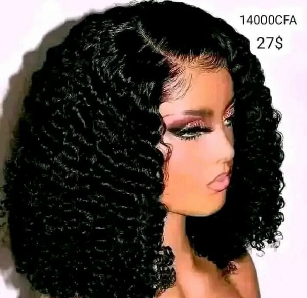 Perruque bouclée élégante