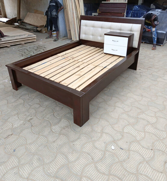 Lit moderne avec dossier rembourré