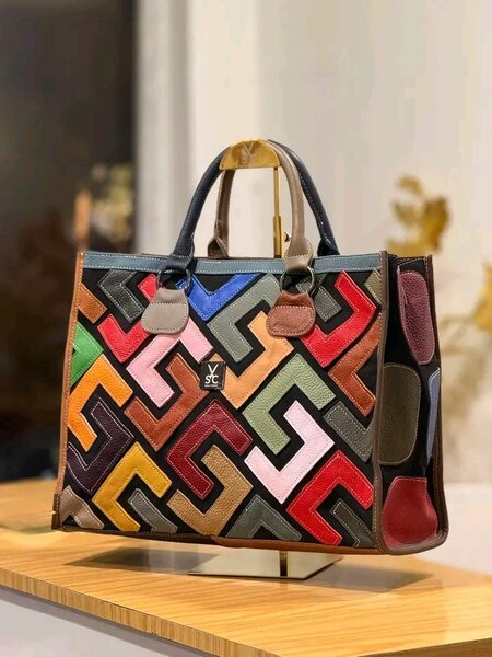 Sac à main en cuir coloré