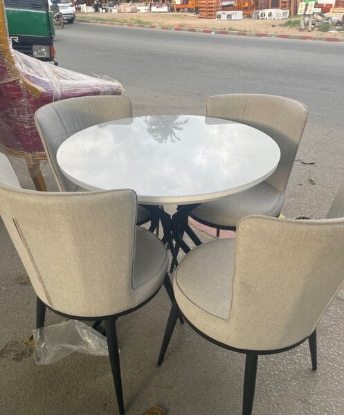 Table ronde moderne avec chaises
