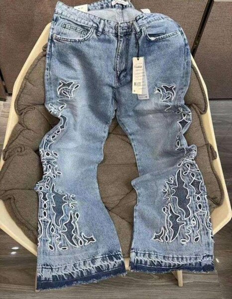 Jeans délavé à motif