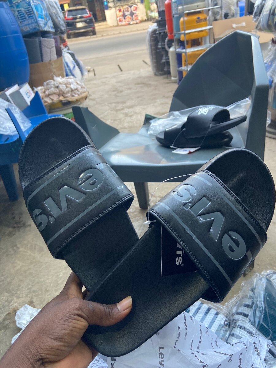 Tongs Noires Confortables