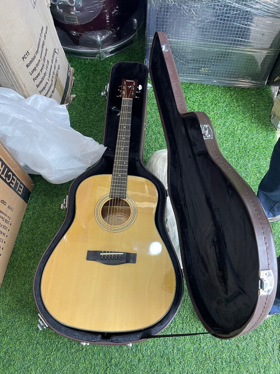 Yamaha Acoustic Guitar