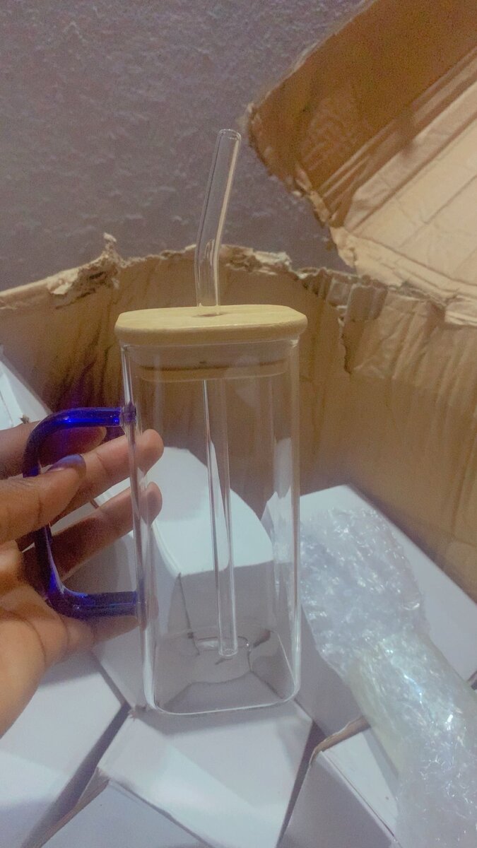 Bouteille en verre avec paille