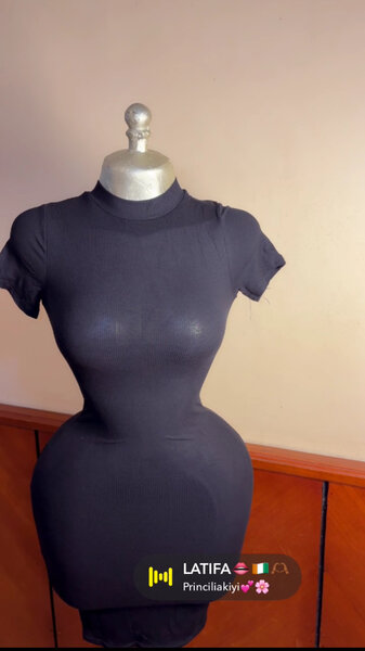 Robe moulante noire élégante