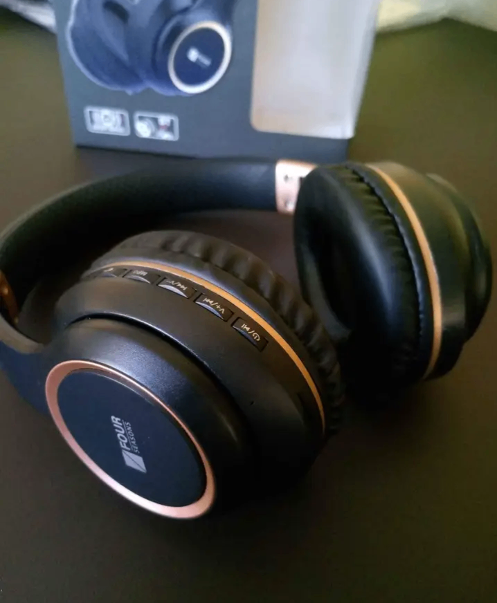 Four seasons boom 4 headphones