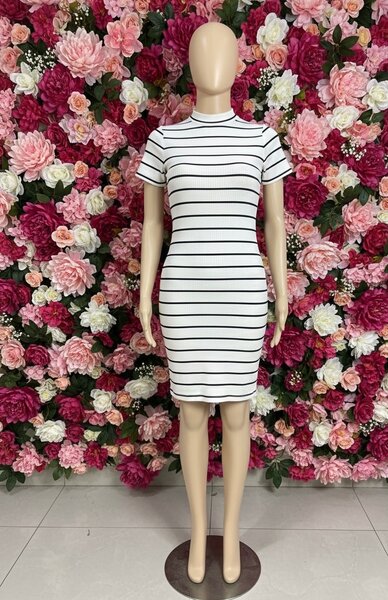 Robe moulante à rayures chic