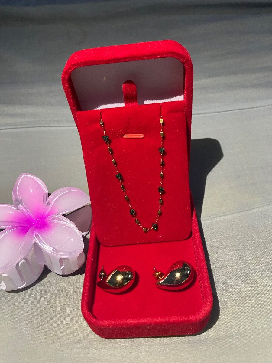 Ensemble collier et boucles d'oreilles en or