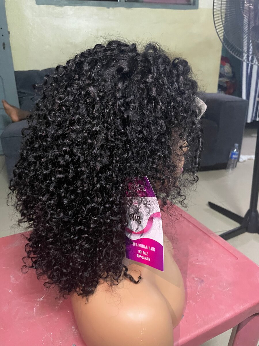 Perruque Bouclée En Dentelle