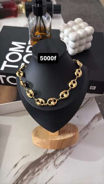 Collier doré élégant