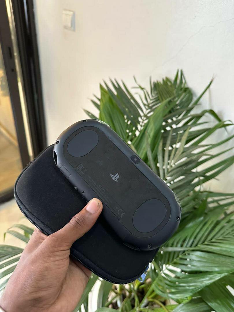 PS vita slim craquée +20 jeux