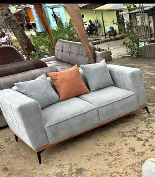 Canapé 3 places gris avec coussins