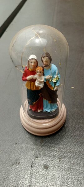 Statue religieuse sous cloche