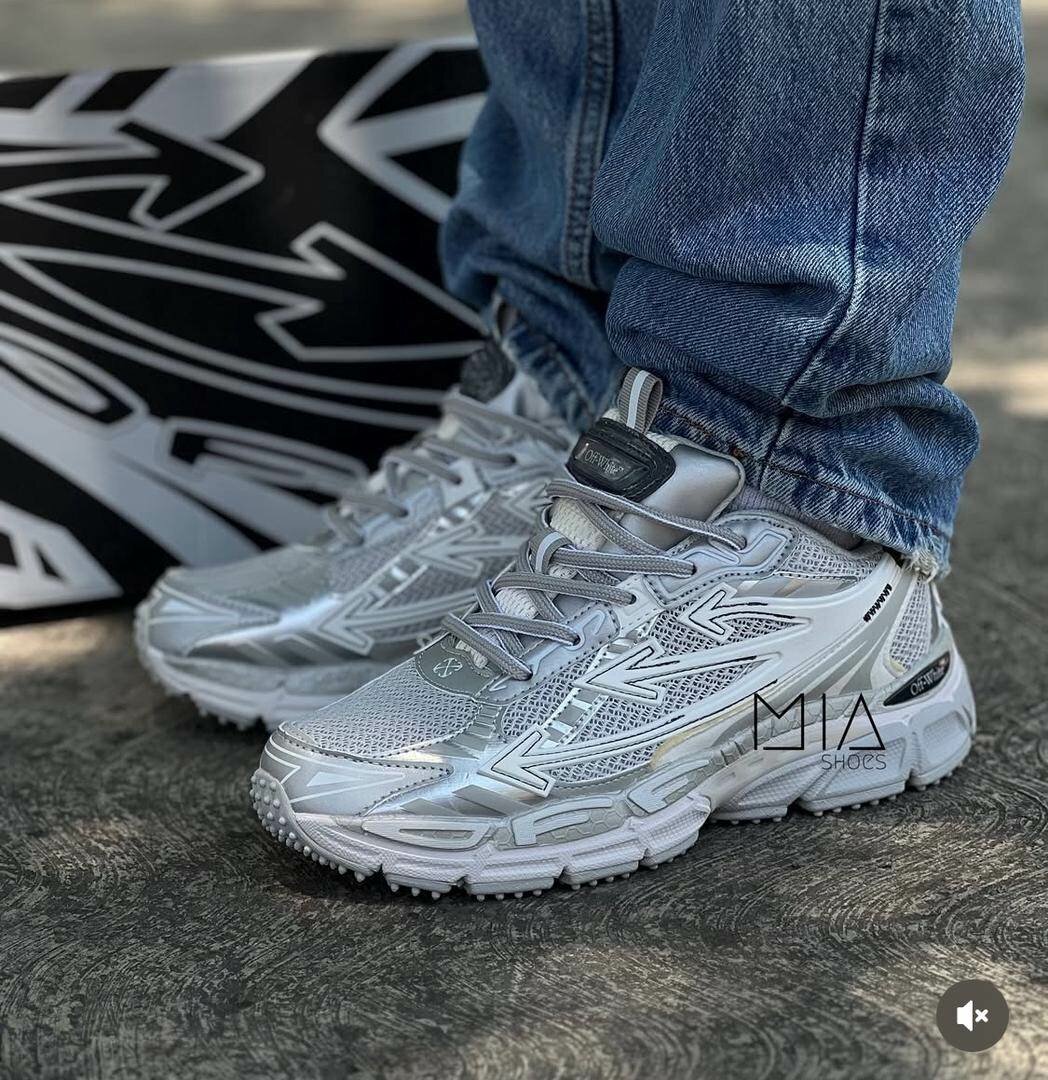 Chaussures de sport argentées