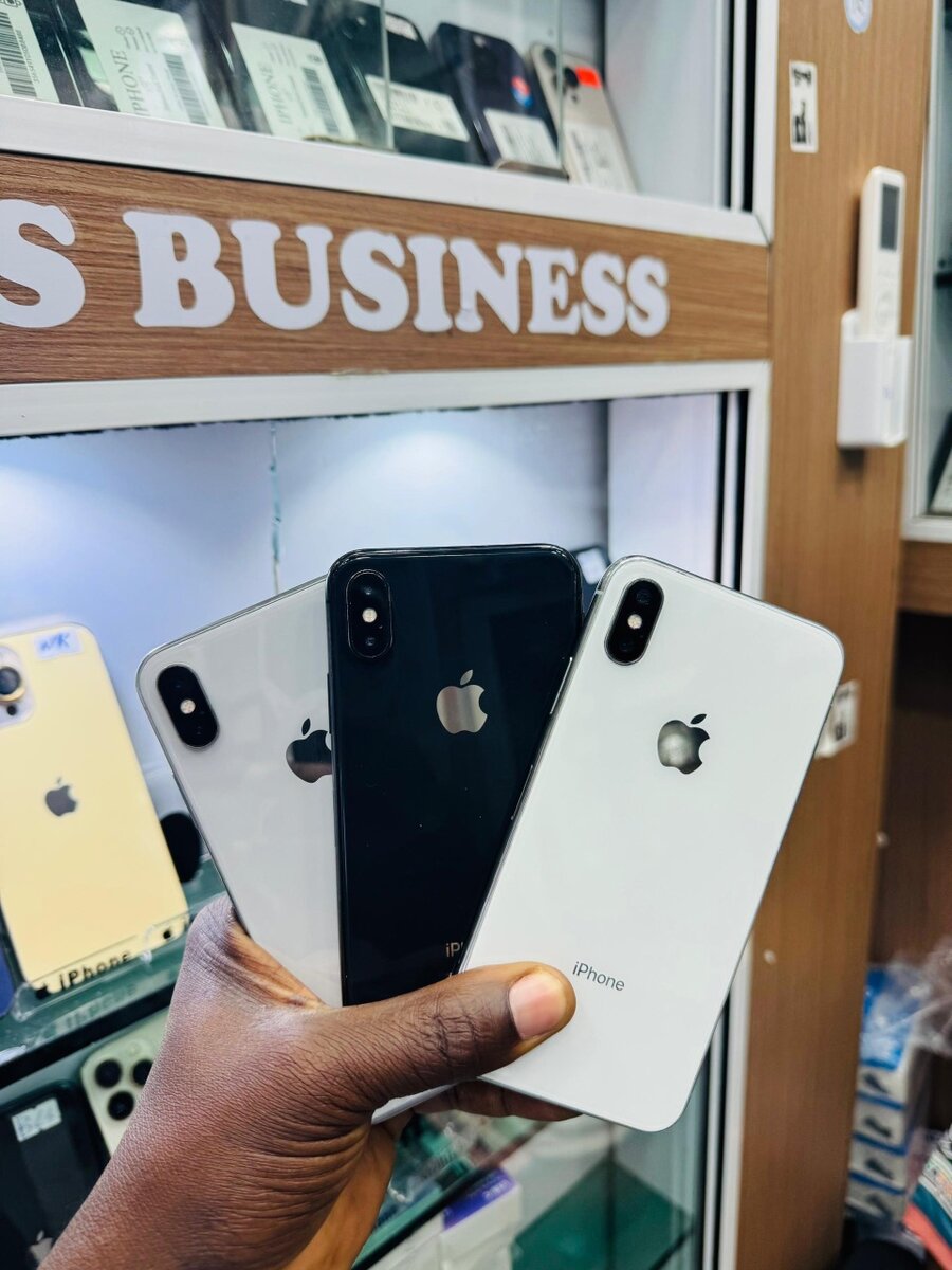 3 iPhones X 64Go sans  id