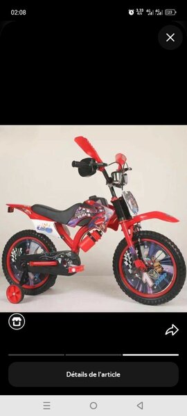 Vélo enfant rouge avec stabilisateurs