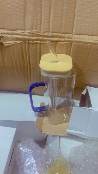 Bouteille en verre avec paille