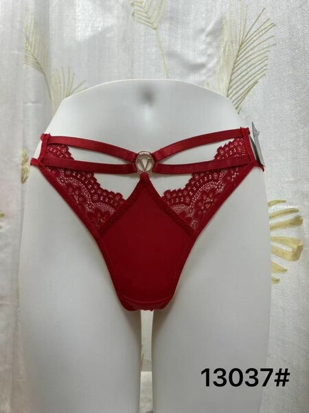 String sexy en dentelle rouge