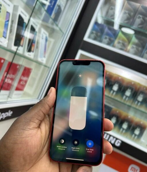 iPhone rouge avec double caméra